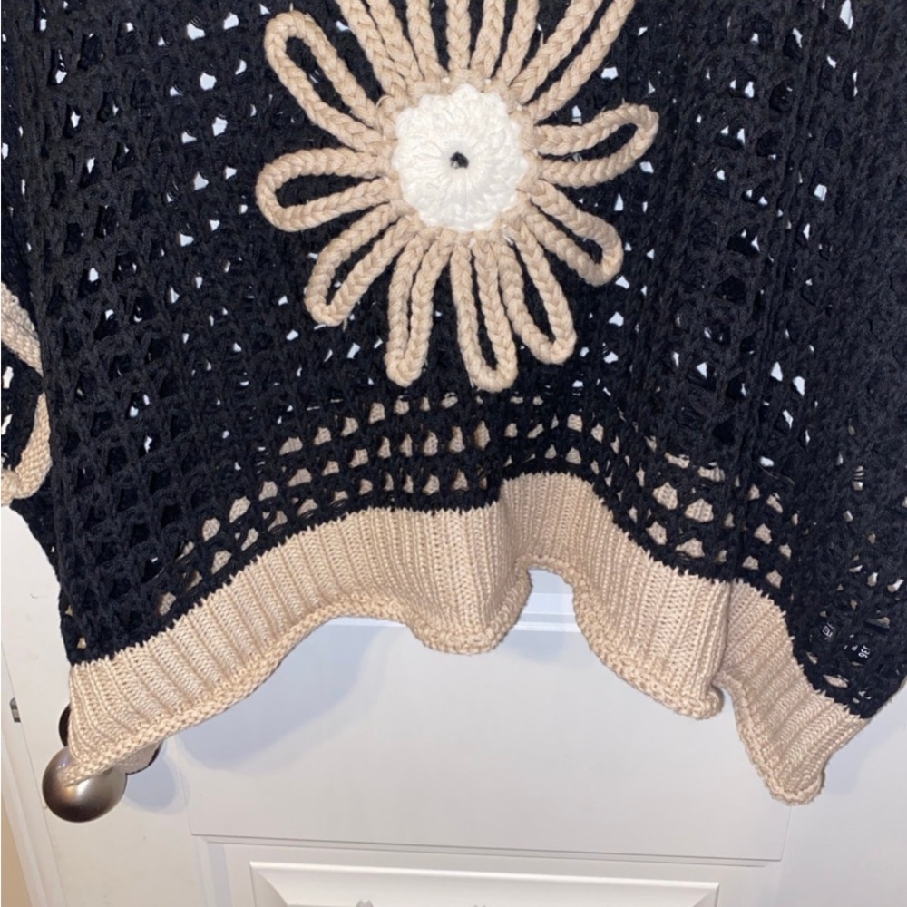 NWOT POL Black and Cream Floral Crochet Poncho L - Picture 5 of 9